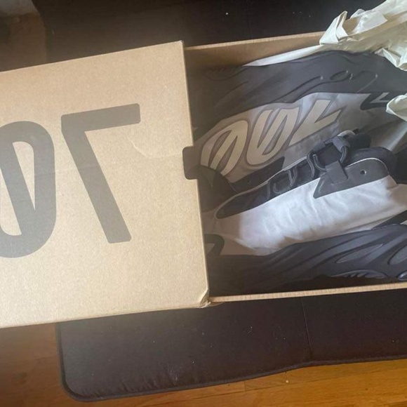 Yeezy boost 700 Metallic grey “reflectors” MNVN - Picture 2 of 2